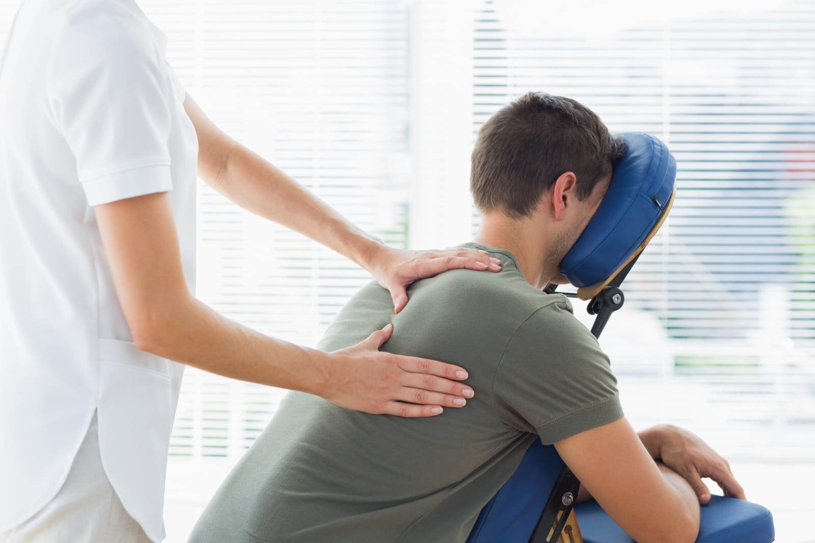 Sessão de Quick Massage no ambiente de trabalho